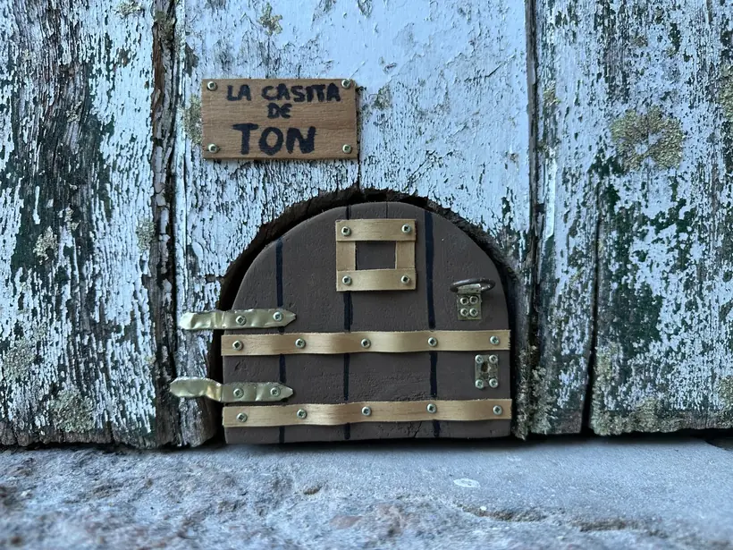 Portiña de madeira cun cartel que di La Casita de Ton
