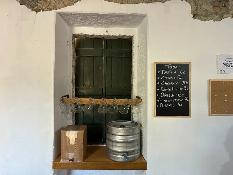 Ventá verde, xerras colgadas e encerado das tapas