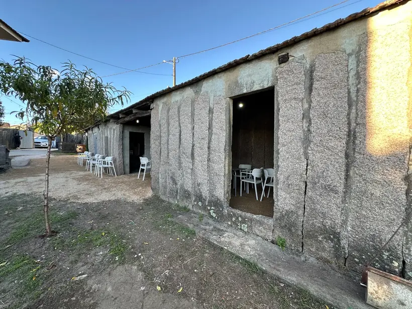 Construción tradicional de pedra con varias entradas