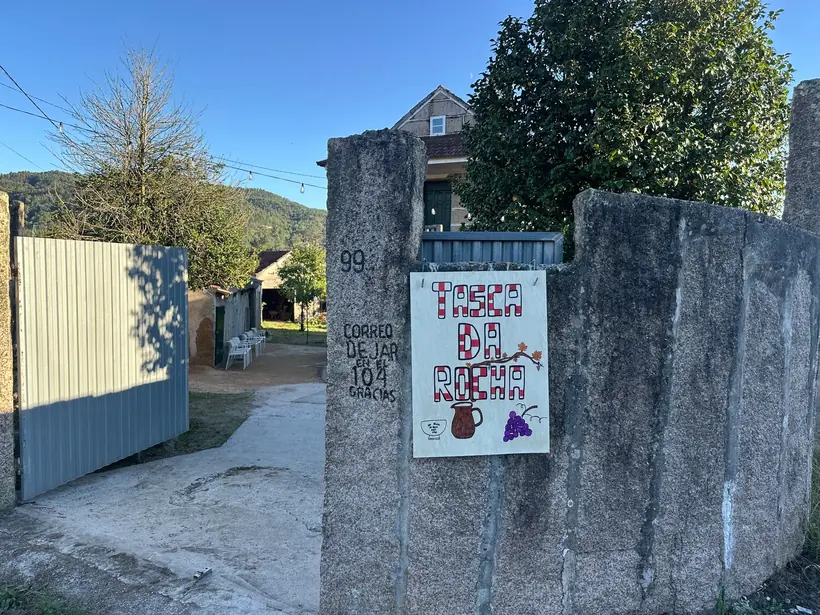 Cartel pintado a man que dá a benvida á Tasca da Rocha